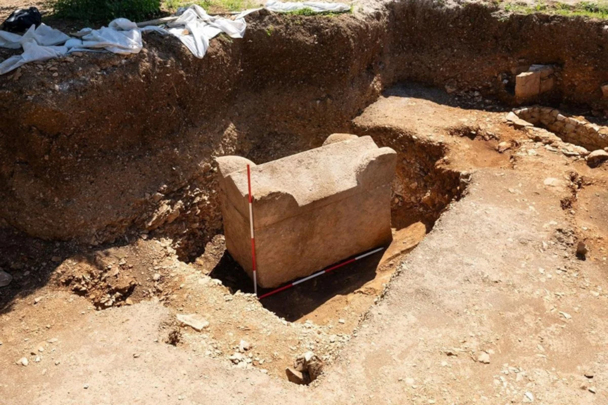 A stone coffin that is not still shut