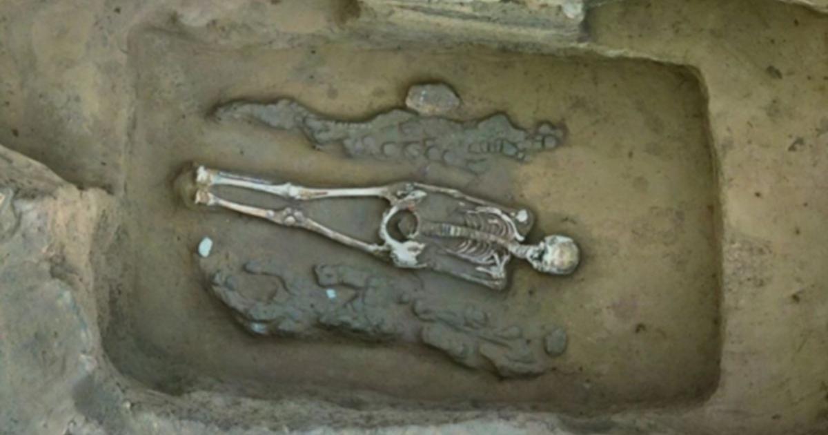 A clay dragon and a clay phoenix in one grave.