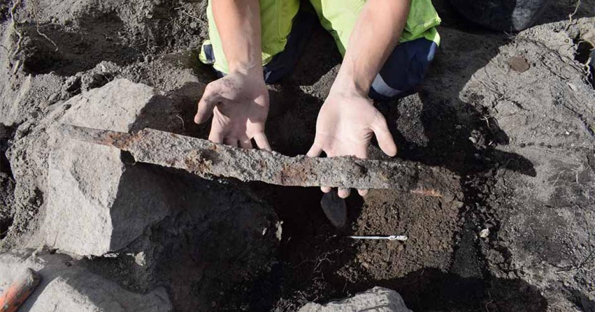 Two swords and bear claws in a mound.