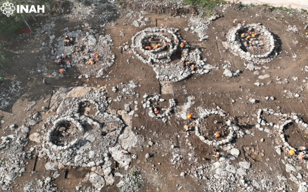 A Maya neighbourhood beside a well