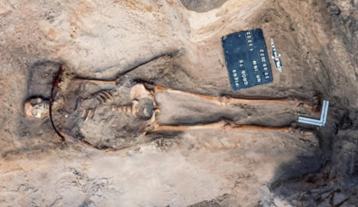 A sickle and a padlock in a young woman's grave