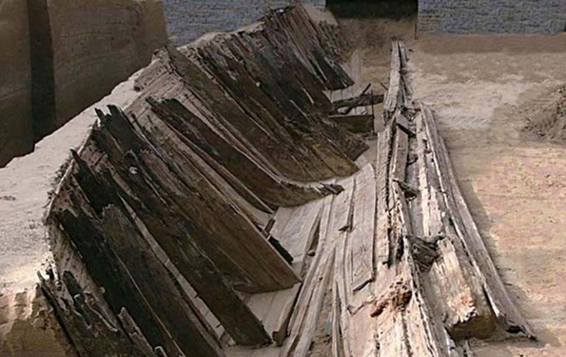 A river ship with a dragon-and-phoenix jar